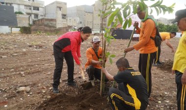 Bhayangkari Polrestabes Surabaya Hijaukan Lingkungan Asrama Polisi Koblen